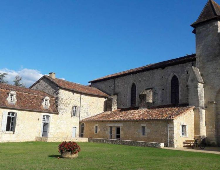 Eglise, pigeonnier et presbytère du site de Sourzac