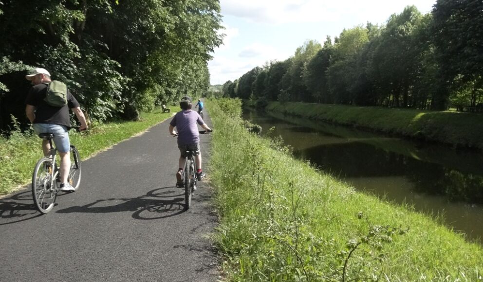 le long du canal Vélo route voie verte de la Vallée de l'Isle Dordogne - Périgord