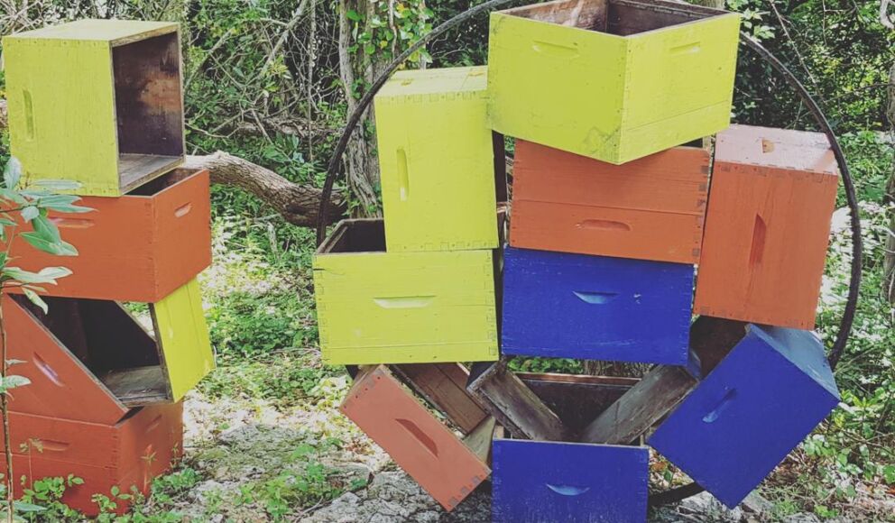 Les-abeilles-de-la-picherie-sculpture-ruches