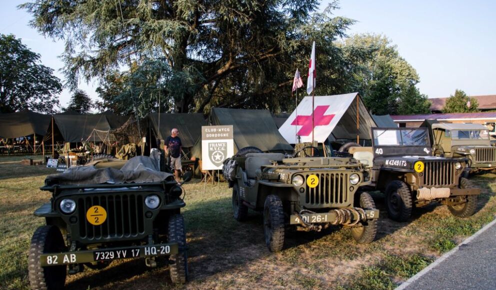 Salon d'antiquité militaire camp militaire.jpg jeep
