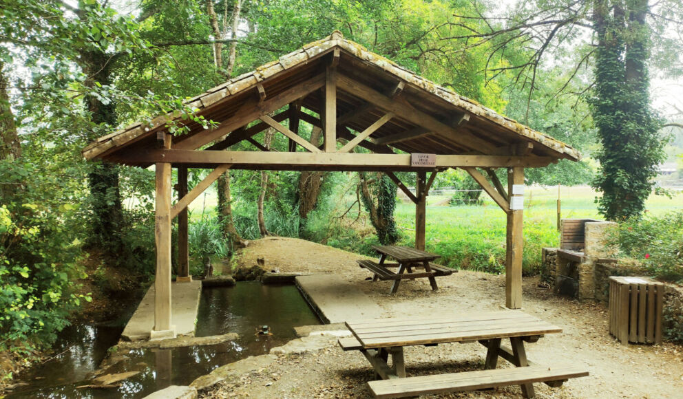 aire-pique-nique-tables-saint-jean-eyraud-tourisme-vallee-isle-perigord