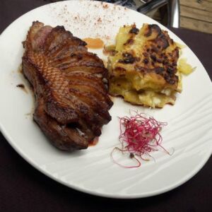 magret de canard et gratin dauphinois restaurant le Kayola Neuvic